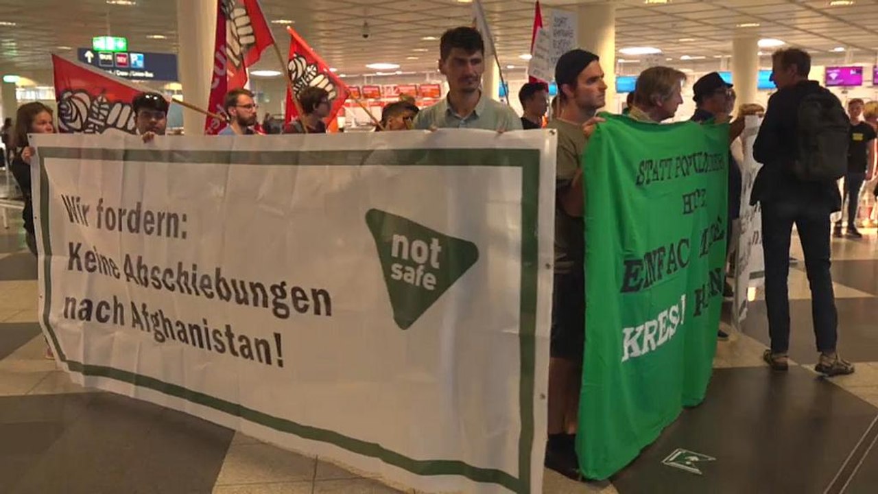 Bayern verschärft Abschiebung - Proteste am Münchener Flughafen