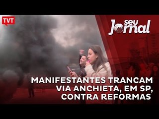 Manifestantes trancam via Anchieta, em São Paulo, contra reformas