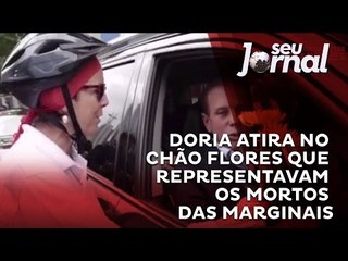 João Doria atira no chão flores que representavam os mortos das marginais