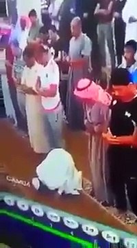 VIDEO choc - En pleine prière, cet homme meurt prosterné