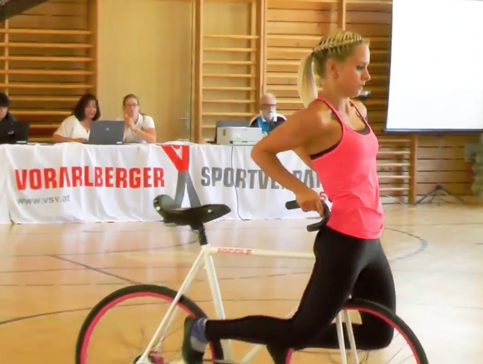 Cette fille fait du vélo comme personne