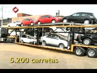 Estacionamento abriga mais de 300 caminhões cegonheiros