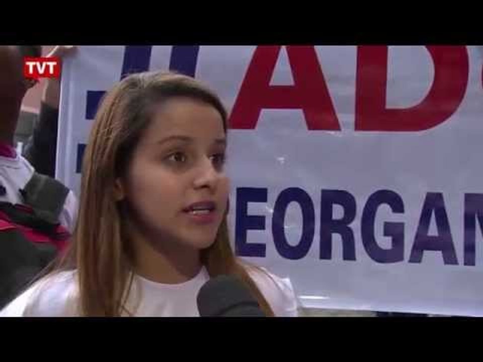 Professores, pais e alunos protestam na Avenida Paulista
