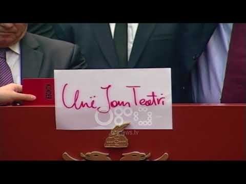 Ora News- Mazhoranca voton ligjin për Teatrin, opozita gjuan qeverinë me kartona