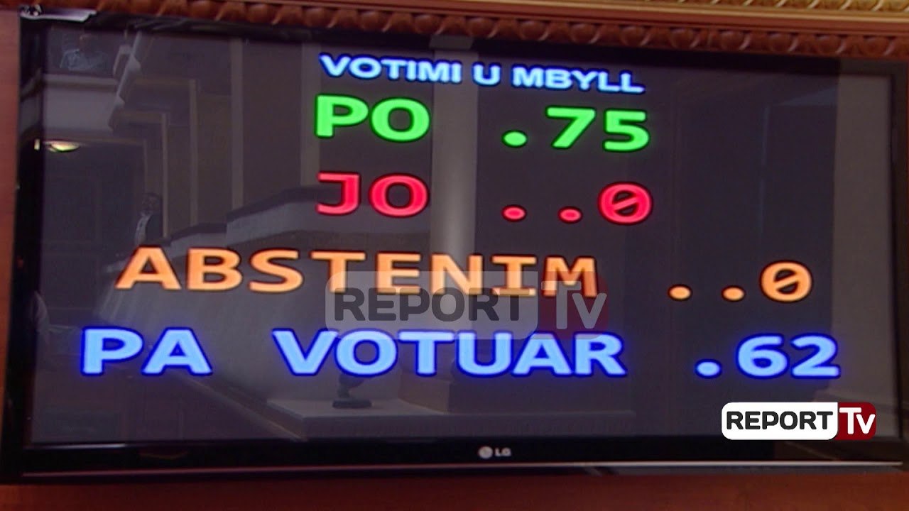 Qeveria miraton ligjin për teatrin, opozita bllokon foltoren dhe gjuan me kartonë Ramën