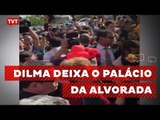 Dilma se despede de apoiadores ao deixar o Palácio da Alvorada