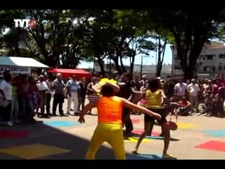 Peça de teatro trás alegria na praça