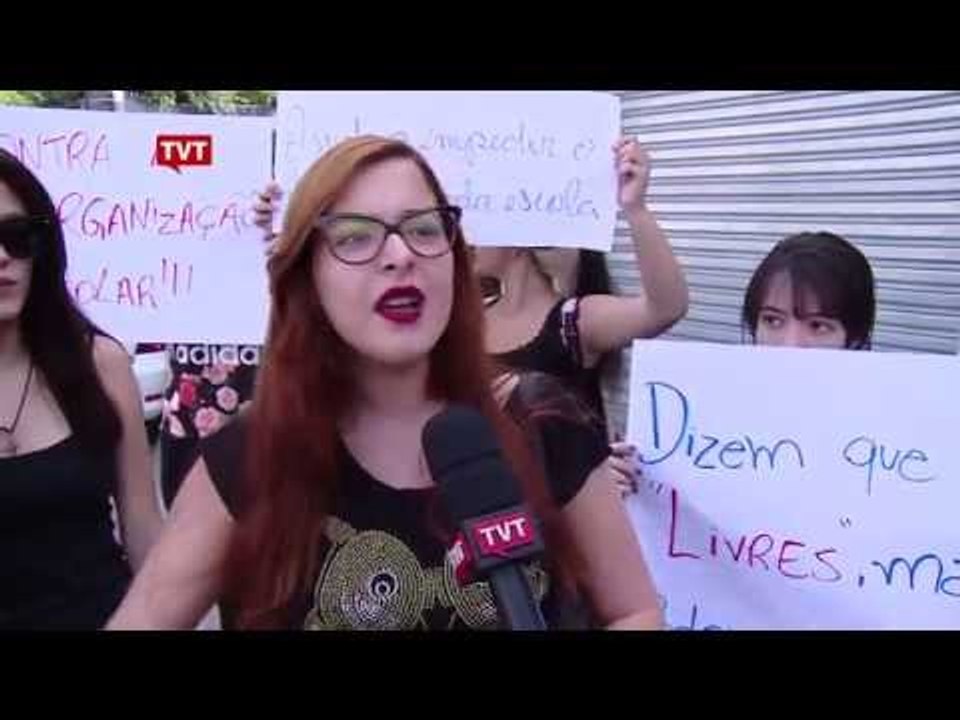Protesto de alunos e professores da escola Carmosina Monteiro Viana contra o projeto reorganização.