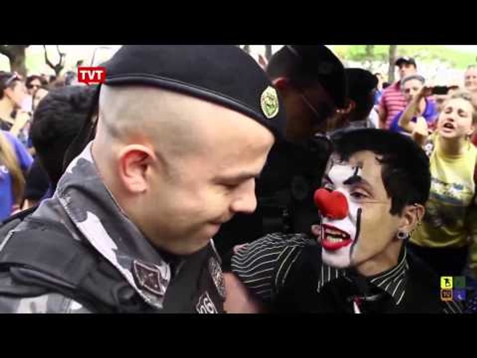 Abuso policial: palhaço é preso durante apresentação no PR