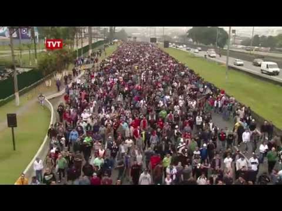 Metalúrgicos ocupam Anchieta para reverter demissões na Mercedes