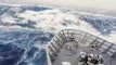 Les images incroyables d'un bateau en pleine tempête... Fou