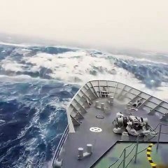 Les images incroyables d'un bateau en pleine tempête... Fou