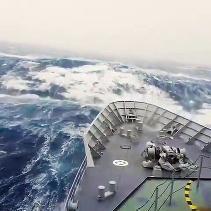 Les images incroyables d'un bateau en pleine tempête... Fou