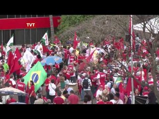 Manifestantes pedem afastamento de Cunha do comando da Câmara