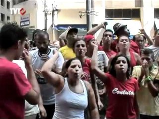 Integrantes do MTST protestam em frente à CDHU