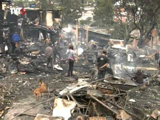 Moradores de favelas incendiadas cobram ações da defesa civil