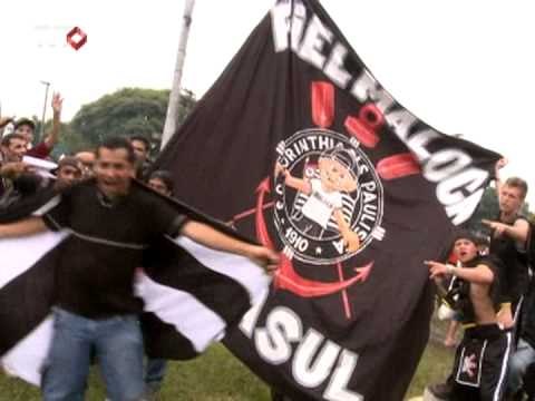 Jogadores do Corinthians são recebidos com festa após título mundial