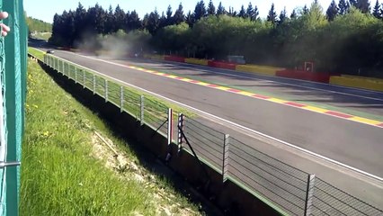 Belgique : Une voiture de course s'envole sur une dizaine de mètres dans un virage !