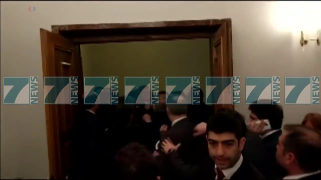 DHUNE NE PARLAMENTIN TURK, PERLESHEN DEPUTETET E DISA PARTIVE - News, Lajme - Kanali 8