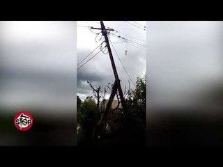 Stop - Laknas, shtylla elektrike në formë merimange, gati të rrëzohet.