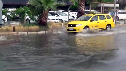 İzmir’de Yağmur Sele Döndü, Ev ve İş Yerlerini Su Bastı