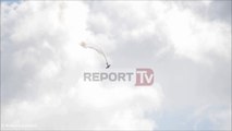 Report TV - Dita e Verës, show spektakolar me avion në qiellin e Tiranës