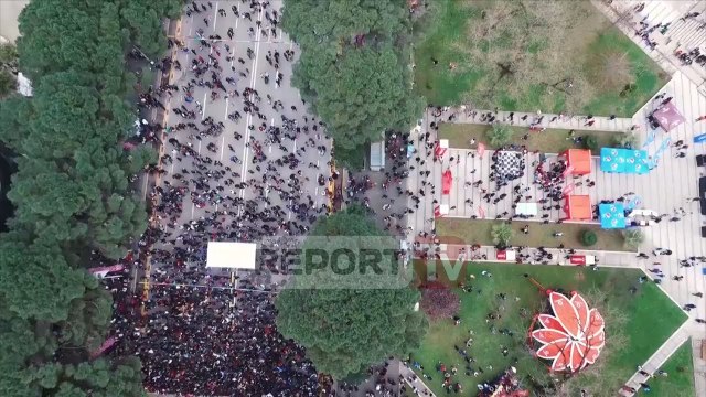 Report TV - Pamjet me dron nga dita e veres dhe spektakli i avionit mbi qiellin e Tiranës