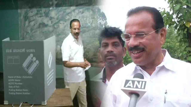 Karnataka Election: BJP leader DV Sadananda Gowda ने डाला Vote, BJP की जीत का भरोसा |वनइंडिया हिन्दी