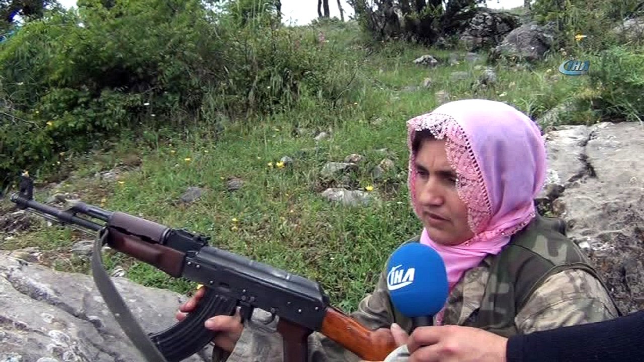 Şehit eşinin silahını devraldı