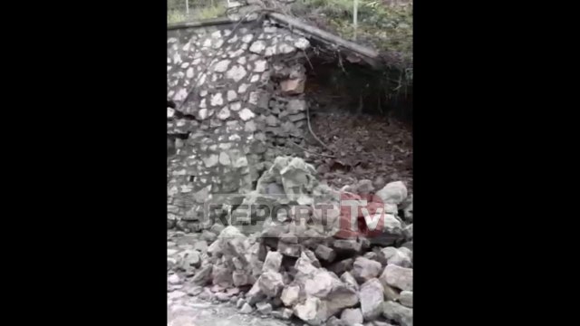 Report TV - Lezhë,rrëshqasin gurët e dherat në rrugën e Kalasë,rrezikohet banesa