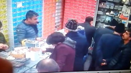 Kalabalıktan faydalanan hırsız kaşla göz arasında cep telefonu çaldı... O anlar kamerada