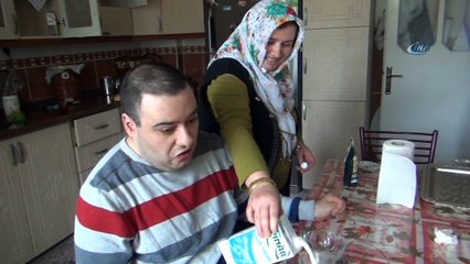 28 yıldır otistik oğluna bebek gibi bakıyor