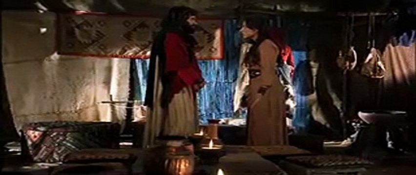 Os dez Mandamentos 11/05/18 Natan consola as crianças. Um oficial informa ao rei Balaque que Moisés aceitou o convite do casamento. Elda conta a Betânia que Moisés e sua família estarão presentes no casamento e ela se anima. Reprise da Nova Temporada