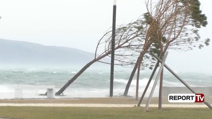 Report TV - Moti i keq/ Erërat e forta shkaktojnë një viktimë në Vlorë