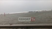 Report TV - Velipojë, deti përmbyt pedonalen, rrezikohen bizneset