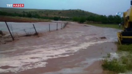 Şanlıurfa Hilvan’da şiddetli yağmur sele dönüştü