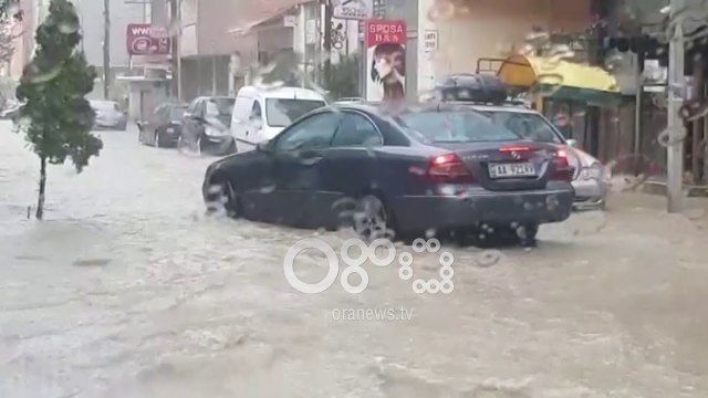 Ora News - Reshjet shkaktojnë probleme në Durrës, disa rrugë nën ujë