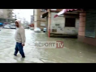 Report TV - Reshjet e shiut në qytetin e Durrësit njerëzit dhe makinat "notojnë" në ujë