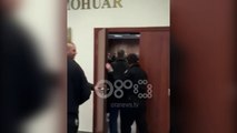 Ora News - Trafikuan 1 mijë shqiptarë në SHBA, Kanada dhe Britani, të arrestuarit në gjykatë