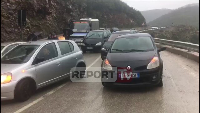 Report TV - Kamioni fiket në rrugë, bllokohet aksi Dhërmi-Himarë