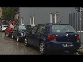 Ora News - Makinat që zënë hapsirat publike, 15 ditë afat për t'i hequr, ndryshe hiqen me karroatrec