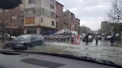 Report TV - Durrësi nën ujë, evakuohen nxënësit në një shkollë