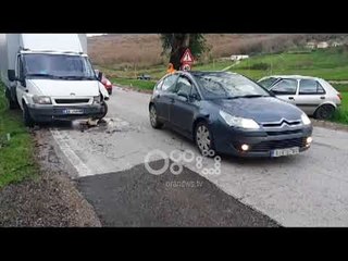 Ora News - Fier, makina me tre gra përplaset me një kamion