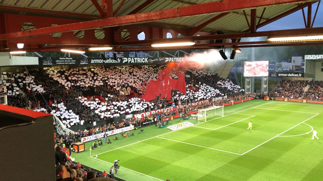 EA Guingamp : le superbe tifo du Kop Rouge