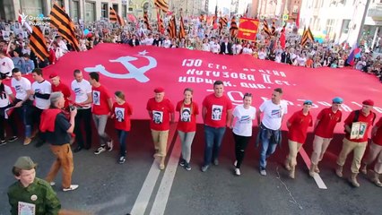 ВИДЕО: Совет даврини соғинган ўзбеклар Москвада "Ўлмас Полк"да юриш қилди. Улар Мирзиёевдан "Ғалаба" байрамини қайтаришни сўради