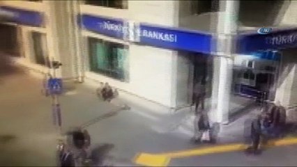 Duyarlı vatandaş, engelli vatandaşı kucağına alarak yolun karşısına böyle geçirdi