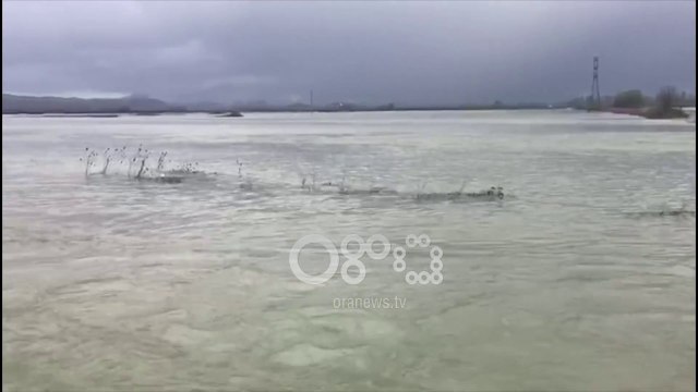 Ora News - Uji bllokon hyrjen e rrugës së Dajçit, paralizohet lëvizja e mjeteve