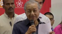 استقالة رئيس الوزراء الماليزي السابق من الحزب ومهاتير محمد يبدأ بتشكيل الحكومة