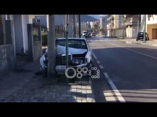 Ora News - Vlorë, tentojnë ti vjedhin makinën policit por përplasen me shtyllën elektrike