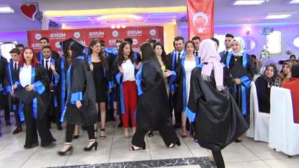 Türkiye'nin ilk hemşire yardımcıları mezun oldu